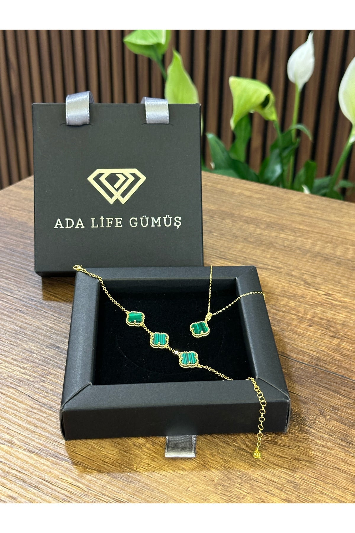(Çantalı KUTU) 925 Ayar Gümüş 18 ayar Gold Kaplama Yeşil Taşlı 2 Li Yonca Set 3 sıra Bileklik Kolye