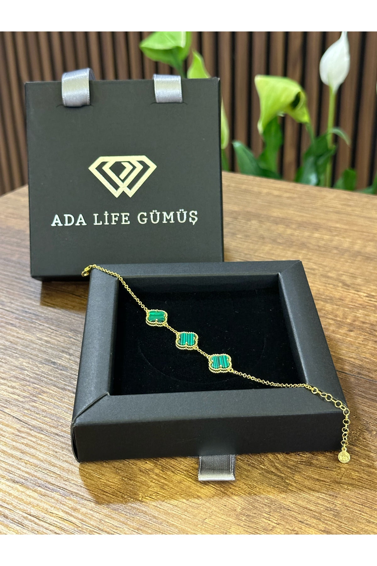 (Çantalı KUTU) 925 Ayar Gümüş 18 ayar Gold Kaplama 3 sıra Yeşil Taşlı Yonca Bileklik