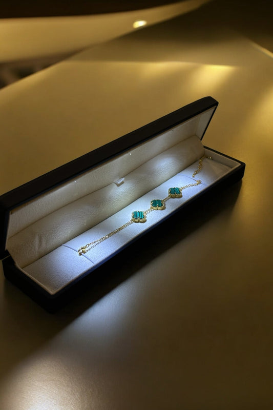 (PREMİUM IŞIKLI KUTU) 925 Ayar Gümüş 18 ayar Gold Kaplama 3 sıra Yeşil Taşlı Yonca Bileklik