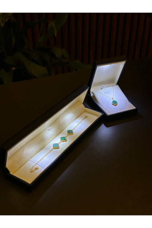 (PREMİUM IŞIKLI KUTU)925 Ayar Gümüş 18ayar Gold Kaplama Yeşil Taşlı 2 Li Yonca Set 3 sıra Bil-Kol