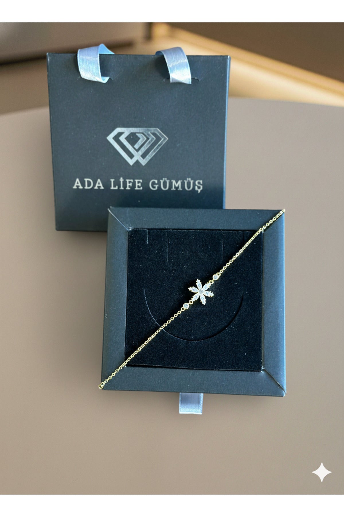 (ÇANTALI KUTULU) 925 Ayar Gümüş Lotus Beyaz Taşlı Çiçeği Kadın Bileklik